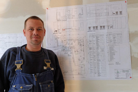 Fleischermeister Michael Eichner in Bauarbeiterkluft – der Warnemünder präsentiert seine Umbaupläne und will schon am 1. März wiedereröffnen.