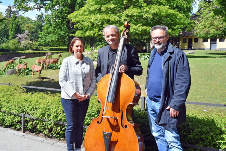 Freuen sich auf die 26. Klassik-Nacht – Zoodirektorin Antje Angeli, Solokontrabassist Prof. Frank Thönes und Intendant Ralph Reichel – hier vor der historischen Huftieranlage im Zoo Rostock.//Foto: Zoo Rostock/ Joachim Kloock Freuen sich auf die 26. Klassik-Nacht – Zoodirektorin Antje Angeli, Solokontrabassist Prof. Frank Thönes und Intendant Ralph Reichel – hier vor der historischen Huftieranlage im Zoo Rostock.//Foto: Zoo Rostock/ Joachim Kloock