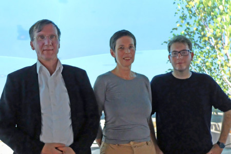 Sie stehen vor Ort im „Visualisierungsdom“ Rede und Antwort: Projetmitarbeiter Dr. Johannes Phol, Prof. Dr. Gundula Hübner und Marcello Marini.