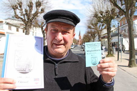 Der Warnemünder Horst Ittrich zeigt stolz seinen Mitgliedsausweis mit der Nummer 41 und die Vereinschronik, aufgesetzt zum zehnten Jubiläum.