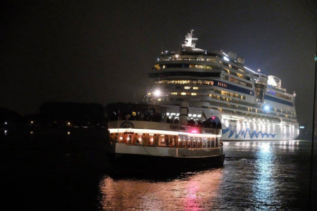 Am Sonnabend verabschiedete sich Warnemünde von der Kreuzfahrtsaison 2016 und "AIDAmar" mit einer Port Party.