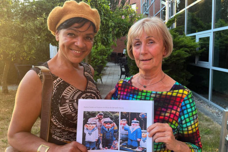 In der Ortsbeiratssitzung am Dienstag haben Jacqueline Boulanger (l.) und Billy Parczyk die Idee für ein authentisches Kunstobjekt auf dem Warnemünder Georginenplatz vorgestellt.