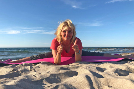 Yoga-Trainerin Petra Emus-Wegner lädt ab dem 3. Juli immer montags zu einer Auszeit am Strand ein. Foto: Patrizia Huber