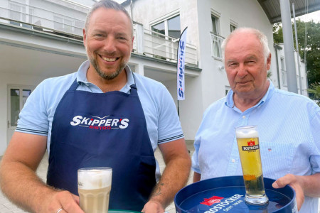 Gary Krosnoff (l.) und Kurt Weber sind beide wassersportaffin. Ab morgen verbindet sie eine weitere Leidenschaft: Sie eröffnen „Skipper’s Bistro“ auf der Warnemünder Mittelmole.//Foto: Maria Pistor