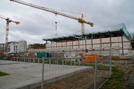 Die Sporthalle im Friedrich-Ludwig-Jahn-Sportpark Warnemünde soll zum Jahresende geschlossen sein, damit im Winter am Innenausbau weitergearbeitet werden kann.