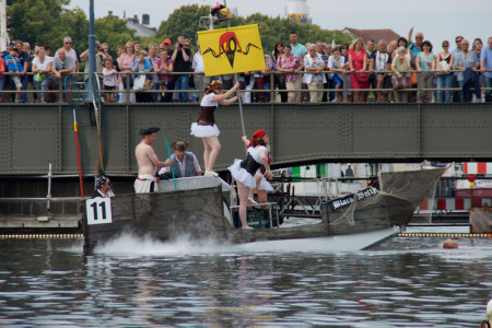 Der Zuber "Black Betty" machte das Rennen und siegte beim 27. Warnemünder Waschzuberrennen. Der Zuber "Black Betty" machte das Rennen und siegte beim 27. Warnemünder Waschzuberrennen.