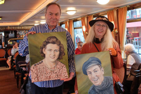 Voller Stolz präsentieren die Malerin Sigi Strohschen und Reeder Rainer Möller die fertiggestellten Porträts der zweiten Generation:  Hermine und Paul-Friedrich Möller.