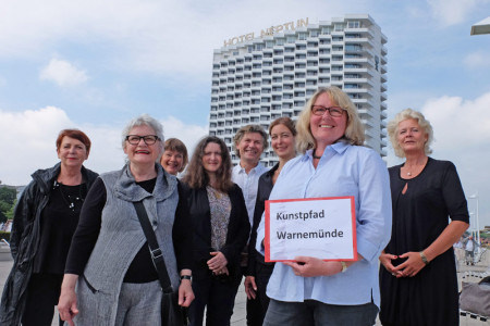 Sie wollen die Warnemünder Kunst-Szene stärker in den Fokus der Touristen rücken: die Galeristen Ulrike Möller, Anke Tölle und Annegret Heider, Petra Schmidt-Dreyblatt vom Munch Haus, Galerist Alexander Gehrke, Künstlerin Theresa Fritz, Stadtführerin Barbara Klüver und Neptun-Verkaufsleiterin Katrin Buller. Sie wollen die Warnemünder Kunst-Szene stärker in den Fokus der Touristen rücken: die Galeristen Ulrike Möller, Anke Tölle und Annegret Heider, Petra Schmidt-Dreyblatt vom Munch Haus, Galerist Alexander Gehrke, Künstlerin Theresa Fritz, Stadtführerin Barbara Klüver und Neptun-Verkaufsleiterin Katrin Buller.