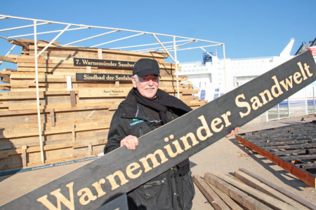 Othmar Schiffer-Belz, künstlerischer Leiter bei Karls, freut sich auf die nunmehr 7. Warnemünder Sandwelt. 