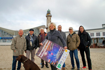 Walter Vogt, Torsten Sitte, Gerhard Lau, Martina Hildebrandt, Matthias Fromm und die Musiker Ola van Sander & Axel Hennig (v.l.) präsentieren das Warnemünder Turmleuchten 2015. Natürlich immer mit dabei: Labrador-Rüde "Paul". Walter Vogt, Torsten Sitte, Gerhard Lau, Martina Hildebrandt, Matthias Fromm und die Musiker Ola van Sander & Axel Hennig (v.l.) präsentieren das Warnemünder Turmleuchten 2015. Natürlich immer mit dabei: Labrador-Rüde "Paul".