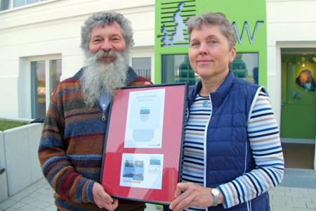 Zum Gedenken an den 100. Geburtstag von Elisabeth Mann Borgese erscheint am 12. April 2018 eine Sonderbriefmarke. Gestaltet wurde sie von Nicole Elsenbach.