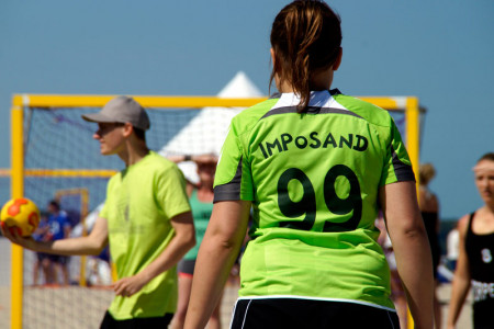 Zum Auftakt der Warnemünder Woche wird am Strand Beachhandball gespielt.