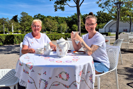 Sabine Engel (l.) und Melanie Lex organisieren das &bdquo;Fr&uuml;hst&uuml;ck Am Meer&ldquo; im Kurhausgarten Warnem&uuml;nde f&uuml;r den Warnem&uuml;nde Verein.