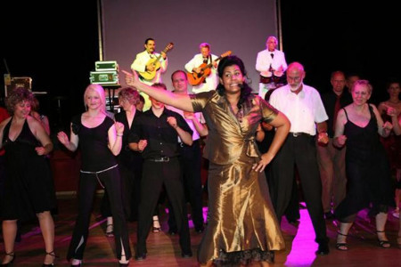 Unter professioneller Anleitung wird in der Sky-Bar eine Stunde lang der richtige H&uuml;ftschwung ge&uuml;bt.