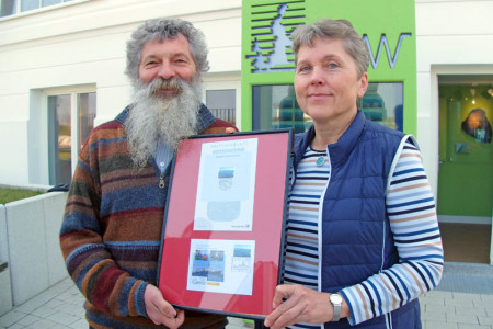 Sie stehen f&uuml;r den Ansatz Elisabeth Mann Borgeses, die Weltmeere als kulturelles Erbe der Menschheit zu betrachten, und haben sich deshalb mit Gedenkmarken zum 100. Geburtstag der Meeressch&uuml;tzerin eingedeckt: IOW-Forscherin Maren Vo&szlig; und Institutsdirektor Ulrich Bathmann.