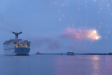 Es war noch etwas hell für das Feuerwerk, aber schön war es dennoch. Es war noch etwas hell für das Feuerwerk, aber schön war es dennoch.