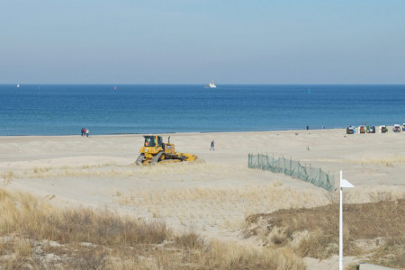 Eine Planierraupe verteilt die Sandmassen am Warnemünder Strand. Eine Planierraupe verteilt die Sandmassen am Warnemünder Strand.