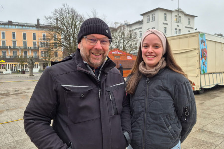 Gemeinsam im Einsatz für das Warnemünder Wintervergnügen: Heiko Lange (Highlights Event Management MV) und Ann-Kristin Züchner von der Tourismuszentrale Rostock & Warnemünde. Gemeinsam im Einsatz für das Warnemünder Wintervergnügen: Heiko Lange (Highlights Event Management MV) und Ann-Kristin Züchner von der Tourismuszentrale Rostock & Warnemünde.