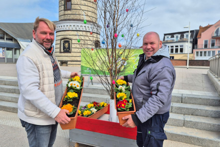 Mit viel Liebe zum Detail bringen Veranstalter Heiko Lange und Enrico Drewitz von Enno&rsquo;s Montage- und Hausmeisterservice den Fr&uuml;hling an den Leuchtturm &ndash; und geben dem Warnem&uuml;nder Ostermarkt ein &ouml;sterliches Gesicht.