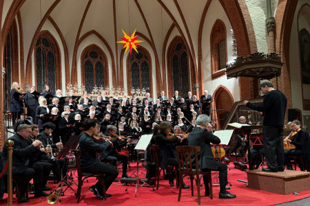 Die Warnemünder Kantorei und die Mecklenburger Kammersolisten erfüllen die Warnemünder Kirche mit festlichen Klängen und stimmungsvoller Adventsatmosphäre.//Foto: Warnemünder Kantorei
