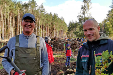 StrandResort Geschäftsführer Irmin Stintzing (l.) und Revierförster Christoph Willert hier bei der ersten Baumpflanzaktion für Gäste und Mitarbeiter.