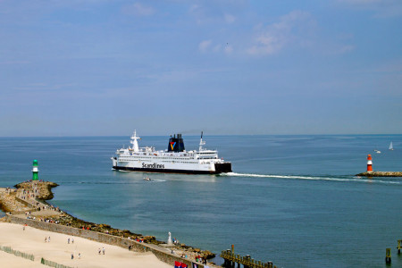 Die &bdquo;Kronprins Frederik&ldquo; war auch in Warnem&uuml;nde ein vertrauter Anblick: Fast 19 Jahre lang, von M&auml;rz 1998 bis Februar 2017, verband die F&auml;hre Rostock und Gedser im regul&auml;ren Linienverkehr. Auch danach blieb sie der Region als Reserve- und Verst&auml;rkungsschiff erhalten.//Foto: Archiv