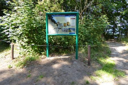 Diese Geologische Hinweistafel "Das Kliff an der Stoltera" wurde im gleichnamigen Naturschutzgebiet unweit des Ostseehotels Wilhelmshöhe aufgestellt.