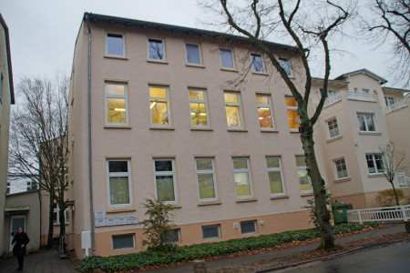 Das Ärztehaus in der Warnemünder Wachtlerstraße 11 steht zum Verkauf.