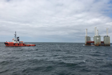 Mit dem Schlepper "Anteos" kam gestern das Schwimmdock "Dique Flotante 1" nach Rostock. Es soll f&uuml;r kleine und mittlere Schiffe hergerichtet werden.  
