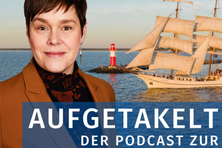 Erstmals ist Rostocks Oberbürgermeisterin Eva-Maria Kröger in die Organisation der Hanse Sail eingebunden. In der letzten Folge der aktuellen Staffel des Podcasts „Aufgetakelt“ spricht sie über neue Akteure, die Rolle des Ehrenamtes und ihre Seekrankheit.//Bildmontage: Portrait Kristina Becker / Hintergrund Taslair