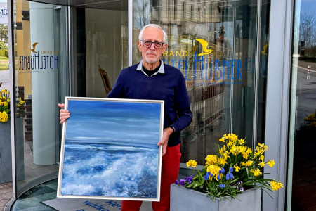 Noch bis Ende Juni präsentiert der Künstler Wulf Reinshagen seine „Wasserwelten“ im Foyer des Strand-Hotel Hübner Warnemünde.//Foto: SSH, B. Dierke Noch bis Ende Juni präsentiert der Künstler Wulf Reinshagen seine „Wasserwelten“ im Foyer des Strand-Hotel Hübner Warnemünde.//Foto: SSH, B. Dierke