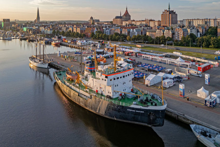 Seit 2009 liegt der legendärer DDR-Eisbrecher „Stephan Jantzen“ am Liegeplatz 83 im Rostocker Stadthafen. Am 6. August findet an Bord der offizielle Crewempfang der Hanse Sail statt.//Foto: TZRW, Berthold Brinkmann