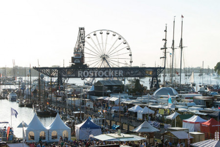 Buntes Markttreiben auf der Hanse Sail im Rostocker Stadthafen. Ob Stände oder Fahrgeschäfte – für jeden Besucher ist etwas dabei. In diesem Jahr präsentiert sich auch das Partnerland Estland mit kulinarischen Köstlichkeiten.