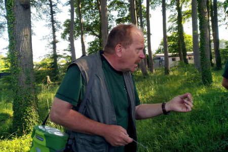 Jörg Harmuth, Leiter des Rostocker Stadtforstamtes, beantwortet geduldig alle Fragen, erklärt Zusammenhänge und Besonderheiten dieses Küstenwaldes