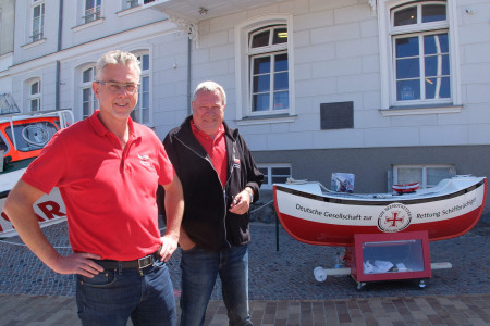 Kurzerhand haben Jörg Westphal (l.) und Wolfgang Marquardt den Seenotretter-Infostand nach draußen verlegt. Hier stören keine Masken und Interessierte können sich über die Arbeit der DGzRS informieren.