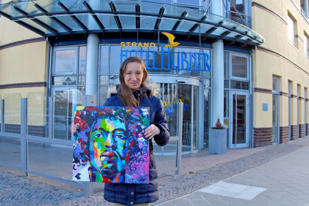 Noch bis Ende März präsentiert Anne Prietzel ihre Ausstellung „famous heads“ im Strand-Hotel Hübner. Dieses Gemälde stellt den Musiker Jimi Hendrix dar und gehört zu den wenigen Kleinformaten.