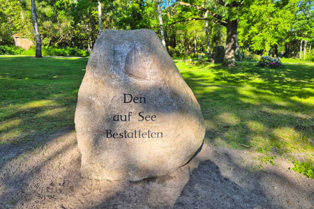 Mitten im Gr&uuml;nen, im Warnem&uuml;nder Stephan-Jantzen-Park entsteht ein besonderer Ort der Erinnerung: Der neue Gedenkstein &bdquo;Den auf See Bestatteten&ldquo; setzt ein sichtbares Zeichen f&uuml;r Menschen, deren letzte Ruhest&auml;tte die Ostsee ist.