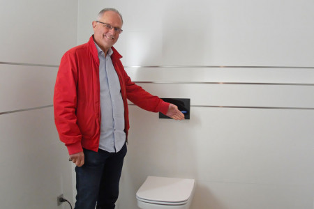 Toilettenspülung, Wasserhahn und Handtrockner im nachgerüsteten barrierefreien WC im Ringelnatz Warnemünde funktionieren kontaktlos.