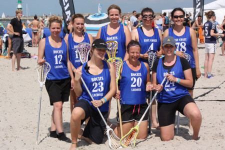 Mitorganisatorin Stefanie Auer (Trikotnummer 20) mit ihrem RoLaX-Team bei der Deutschlandpremiere vom Strand-Lacrosse in Warnemünde. Mitorganisatorin Stefanie Auer (Trikotnummer 20) mit ihrem RoLaX-Team bei der Deutschlandpremiere vom Strand-Lacrosse in Warnemünde.