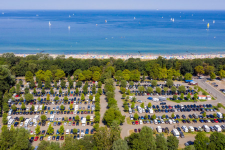 Das Thema Parken gehört in Warnemünde zu den Dauerbrennern. Die Rostocker Stadtverwaltung startet jetzt eine Online-Umfrage zur künftigen Parkraumpolitik in der Stadt.//Foto (Archiv): Taslair