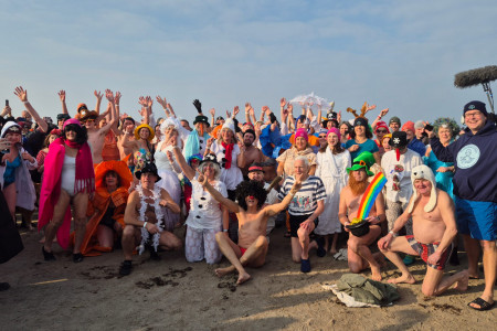 Etwa 130 Eisbader trauten sich am Sonnabend in die knapp 4 Grad kalte Ostsee. Etwa 130 Eisbader trauten sich am Sonnabend in die knapp 4 Grad kalte Ostsee.