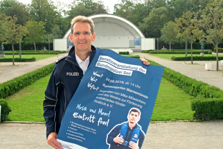 Frank Lüttjohann ist Sprecher der Bundespolizeiinspektion See Warnemünde und freut sich am Sonnabend auf viele Besucher im Kurhausgarten.