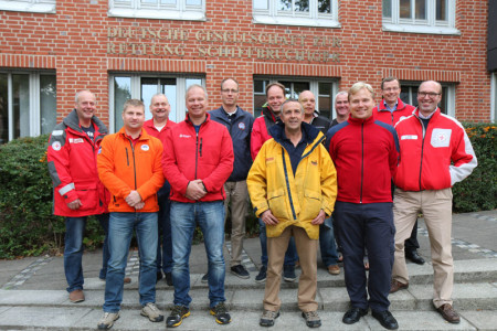 Beim internationalen Crewaustausch der Seenotrettungsdienste sind bei der Deutschen Gesellschaft zur Rettung Schiffbrüchiger (DGzRS) Seenotretter aus acht Staaten zu Gast. Im Bild (v.l.n.r.): Stephan Prahl (DGzRS), Egon Lilleorg (Estland), Bernd Wittkowski (DGzRS), Peter Shalin (Schweden), Marcel Agricol (Niederlande), Thomas Skarstad (Norwegen), Steve Warne (England), Kim Wiis Rulle (Dänemark), Markus Elvar Petursson (Island), Mikko Pätari (Finnland), Chris Hartmann (DGzRS) und Ulrich Reiter (DGzRS). Beim internationalen Crewaustausch der Seenotrettungsdienste sind bei der Deutschen Gesellschaft zur Rettung Schiffbrüchiger (DGzRS) Seenotretter aus acht Staaten zu Gast. Im Bild (v.l.n.r.): Stephan Prahl (DGzRS), Egon Lilleorg (Estland), Bernd Wittkowski (DGzRS), Peter Shalin (Schweden), Marcel Agricol (Niederlande), Thomas Skarstad (Norwegen), Steve Warne (England), Kim Wiis Rulle (Dänemark), Markus Elvar Petursson (Island), Mikko Pätari (Finnland), Chris Hartmann (DGzRS) und Ulrich Reiter (DGzRS).