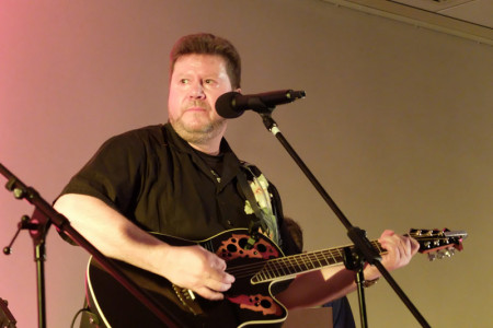 Der Spill-Sänger Olaf Hobrlant hat die Band für die Sun Records Tribute-Show zusammengestellt.