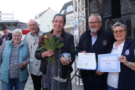„Alle haben dicht gehalten!“ Inge Regenthal, Hansi Richert, Klaus Möller und Astrid Voß freuen sich, dass die Auszeichnung für Petra Krumbiegel (m.) eine echte Überraschung war.