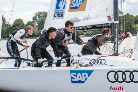 Das RRV Team belegte den 8. Platz bei der Junioren Segel-Liga, nachdem sie heute zwischenzeitlich zwei erste Plätze ersegelten. Das RRV Team belegte den 8. Platz bei der Junioren Segel-Liga, nachdem sie heute zwischenzeitlich zwei erste Plätze ersegelten.