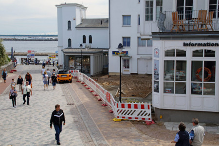 In dem eingez&auml;unten Bereich, n&ouml;rdlich des Seenotretter Informationszentrums, soll die Welle samt Rettungsboot positioniert werden.