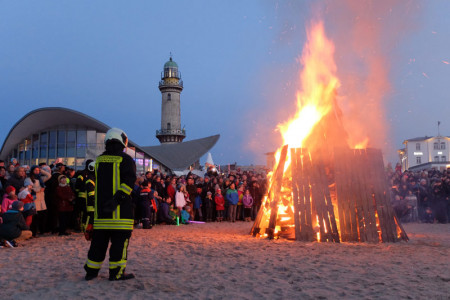 Das Osterfeuer am Strand ist der Höhepunkt der Oster-Feierlichkeiten in Warnemünde.