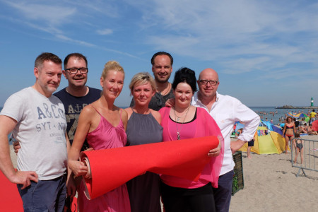 Sie rollen für ihre modebegeisterten Gäste den roten Teppich aus: Lutz Johannes und Jens Kunze vom Adenauer & Co Strandhaus, Caroline Rauch von der Boutique Caro R., Jana Ernst vom Janmare Brillenkontor Warnemünde, Matthias Ludwig vom Sebago Store sowie Franziska und Matthias Treichel von der Strandoase (v.l.).