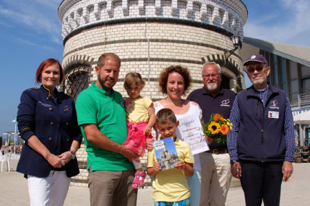 Schatzmeisterin Inge Morenz (l.), Vereinschef Klaus M&ouml;ller (2.v.r.) und der diensthabende Leuchtturmmann J&uuml;rgen Niem&uuml;ller (r.) begr&uuml;&szlig;ten heute Mandy M&uuml;ller aus Th&uuml;ringen als 30.000. Besucherin des Jahres. Gemeinsam mit der Familie unternahm sie einen Tagesausflug nach Warnem&uuml;nde.
